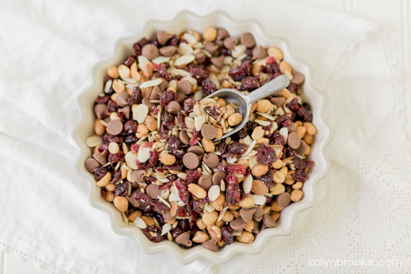 Doesn't this easy trail mix recipe just look amazing?